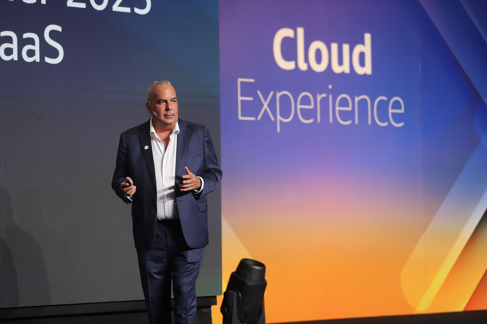 Sheldon Whyte speaking at AWS Cloud Experience Peru